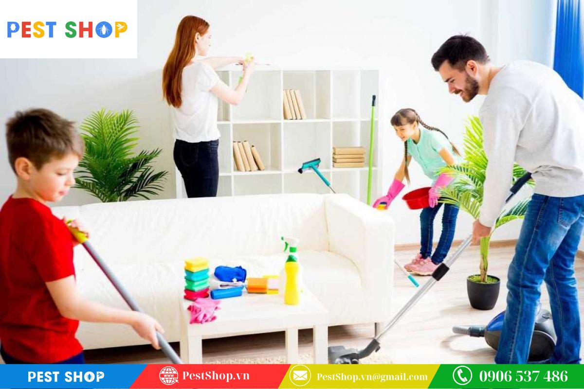 Lau chùi đồ đạc và sàn nhà để loại bỏ dư lượng hóa chất thừa